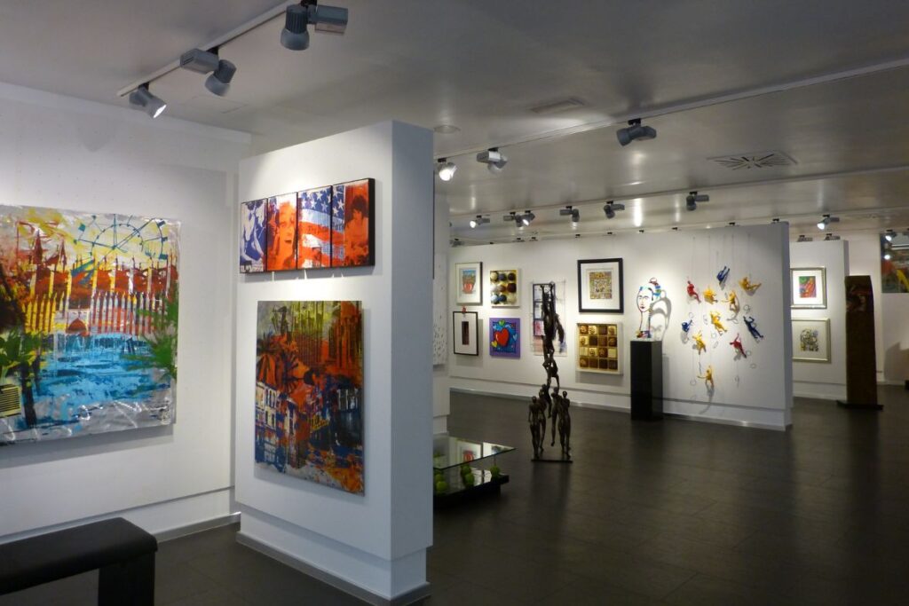 Art galleries are a stimulating environment for seniors