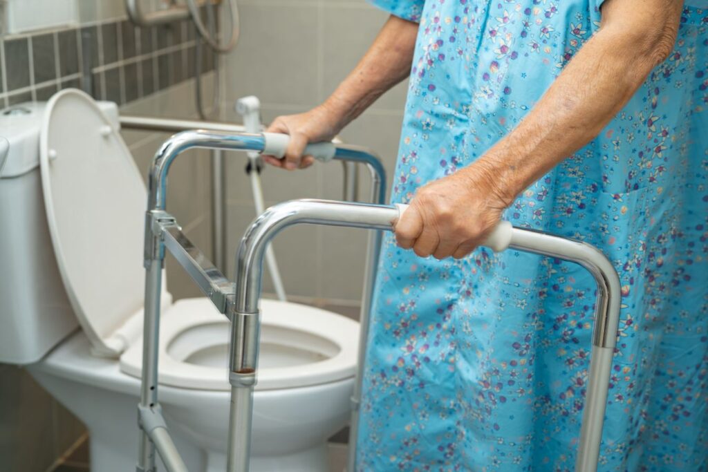 Hekping elderly go to the bathroom with dignity is one of our personal home care services